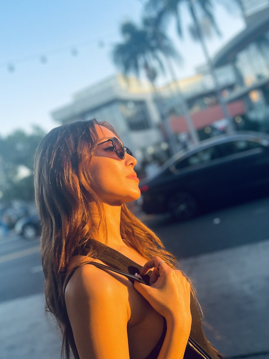 johnleogarcia's tweet photo. LA SUN. #AVeryGoodGirl https://t.co/CQyGYLUKUo