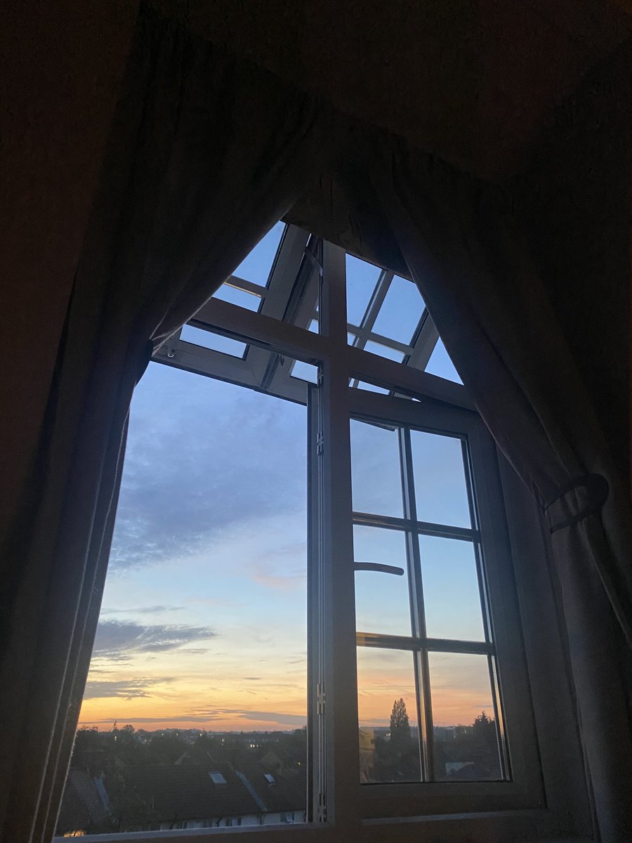 XxOohlalaxX's tweet photo. What a day… take pleasure in the simple things… catch up with friends sunshine and an evening sunset in October #sunset #October https://t.co/qgpVtiv5zD
