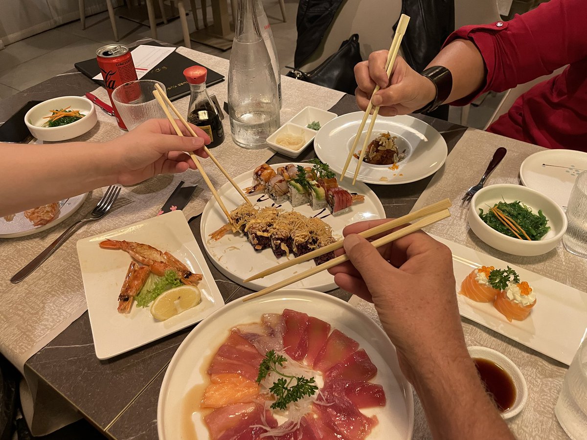 Stasera sono al sushi con la #slave di coppia <a href="/SofiaLibero_/">Sofia Libero</a> e la mia schiava <a href="/LadyBooty74/">Lady Booty</a>. 
Chi vuole offrire la cena potrebbe essere reso partecipe del nostro dopocena a tre.
