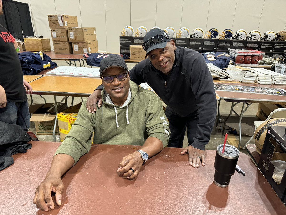 Former @whitesox teammates @BoJackson and @TimRaines30 together again