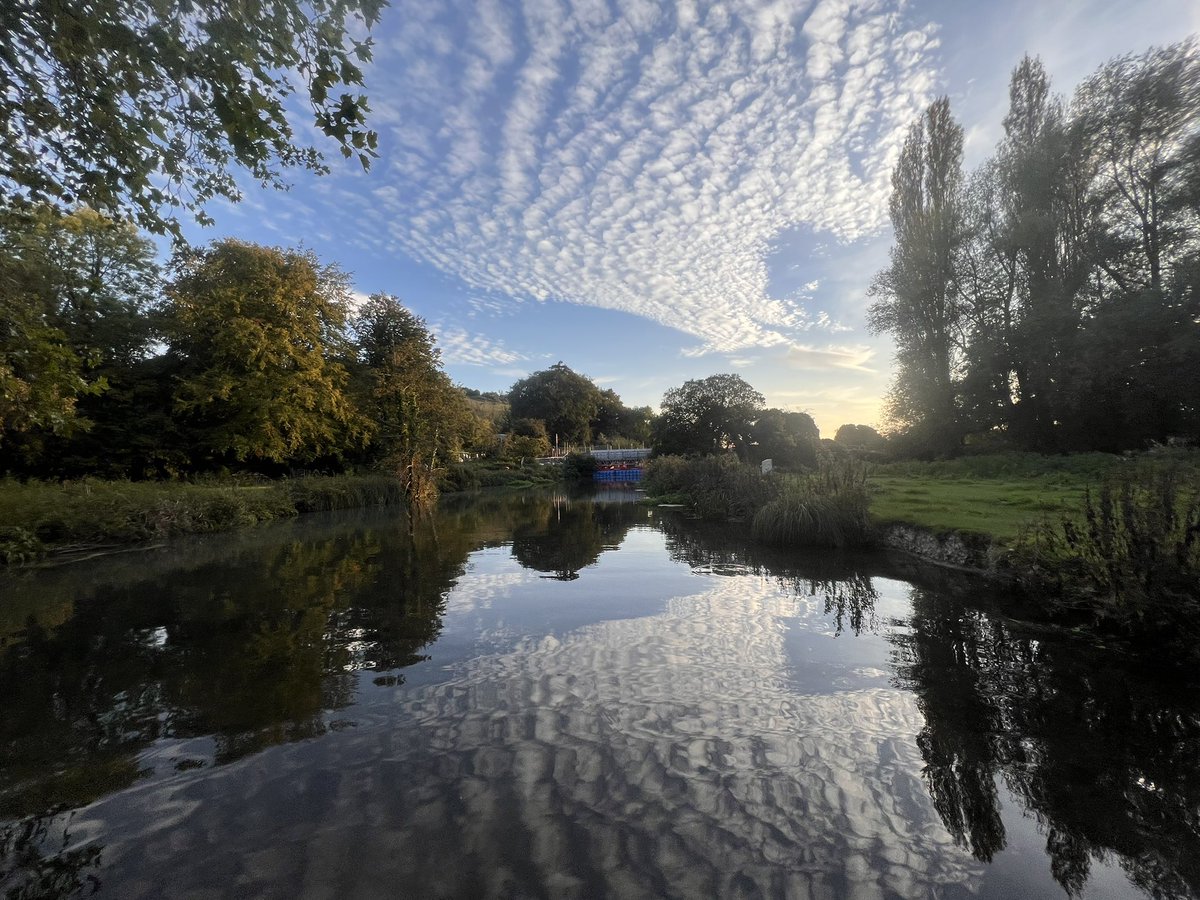 TheRichB's tweet photo. Making the most of these warm sunny evenings with another local Paddle. Itchen Navigation into Winchester this time. It’s a shame it’s such a short stretch though! #redpaddleco #standuppaddleboard #winchester https://t.co/vMAW5bZG10