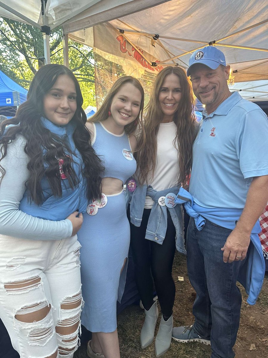 TrishaGrantham5's tweet photo. Avery’s Sorority families gathered in the Grove this weekend🩷 A fun time while bringing home a W against Arkansas💙🏈♥️ #faithfamilyfootball #PhiMu #partyinthesip #GoRebels #olemissBeatarkansas @ag_stl @averygrantham_ @GranthamAddy @OleMissFB https://t.co/LMsPKVReDj