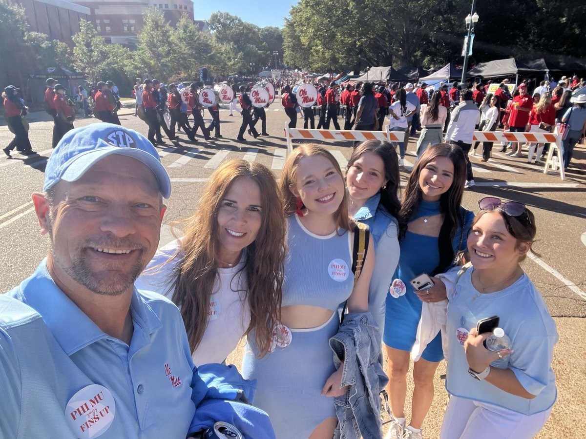 TrishaGrantham5's tweet photo. Avery’s Sorority families gathered in the Grove this weekend🩷 A fun time while bringing home a W against Arkansas💙🏈♥️ #faithfamilyfootball #PhiMu #partyinthesip #GoRebels #olemissBeatarkansas @ag_stl @averygrantham_ @GranthamAddy @OleMissFB https://t.co/LMsPKVReDj