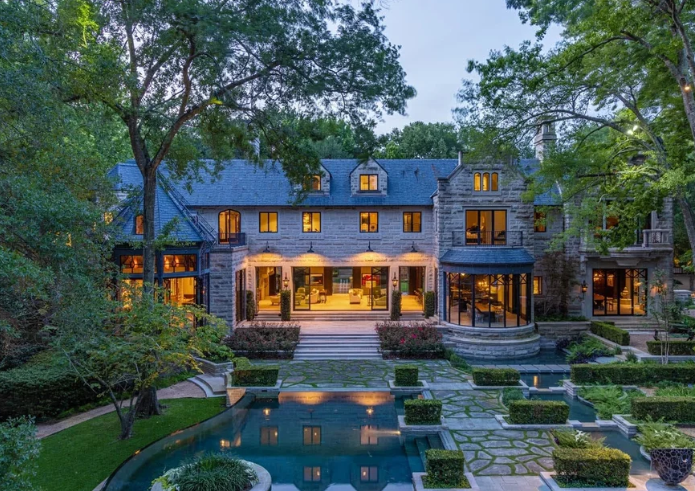 TheLifeOfLuxury's tweet photo. Most expensive home for sale in Texas is a luxury lodge going for $65 Million.
https://t.co/qTHhxxzkBf
#texas #dallas #dallashome #realestate #luxuryhomes #homes https://t.co/xBLfqZxTuN