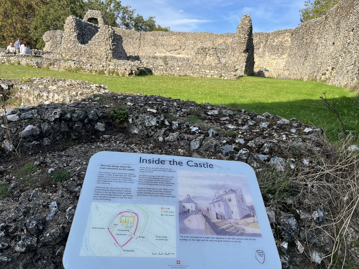 LondonRaven64's tweet photo. Making the most of the last warm weekends, pootling around the #Farningham and #Eynsford today with a pint & lovely roast lunch at Eynsford’s @Castle_Hotel_ in 25c ☀️ https://t.co/qyRv3LNRnm