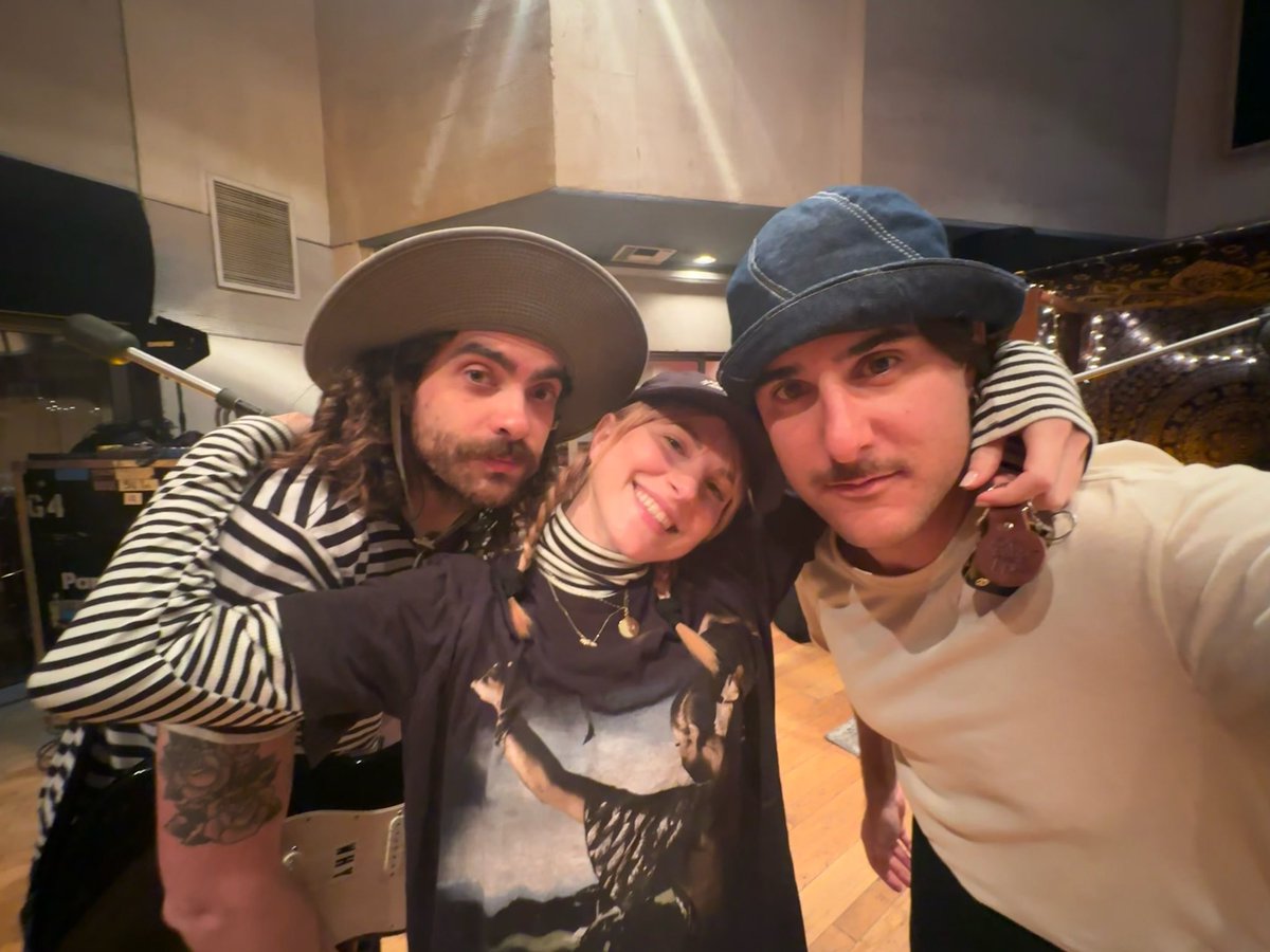 Acho que tem um olho na minha lágrima... 😭

🚨 | Hayley para a Rolling Stone:

"Zac foi o primeiro amigo que fiz na música. Tudo o que tínhamos eram nossas bandas favoritas em um CD caseiro. Aprendemos a ser uma banda juntos, aprendemos sobre amizade um com o outro. Conhecemos o