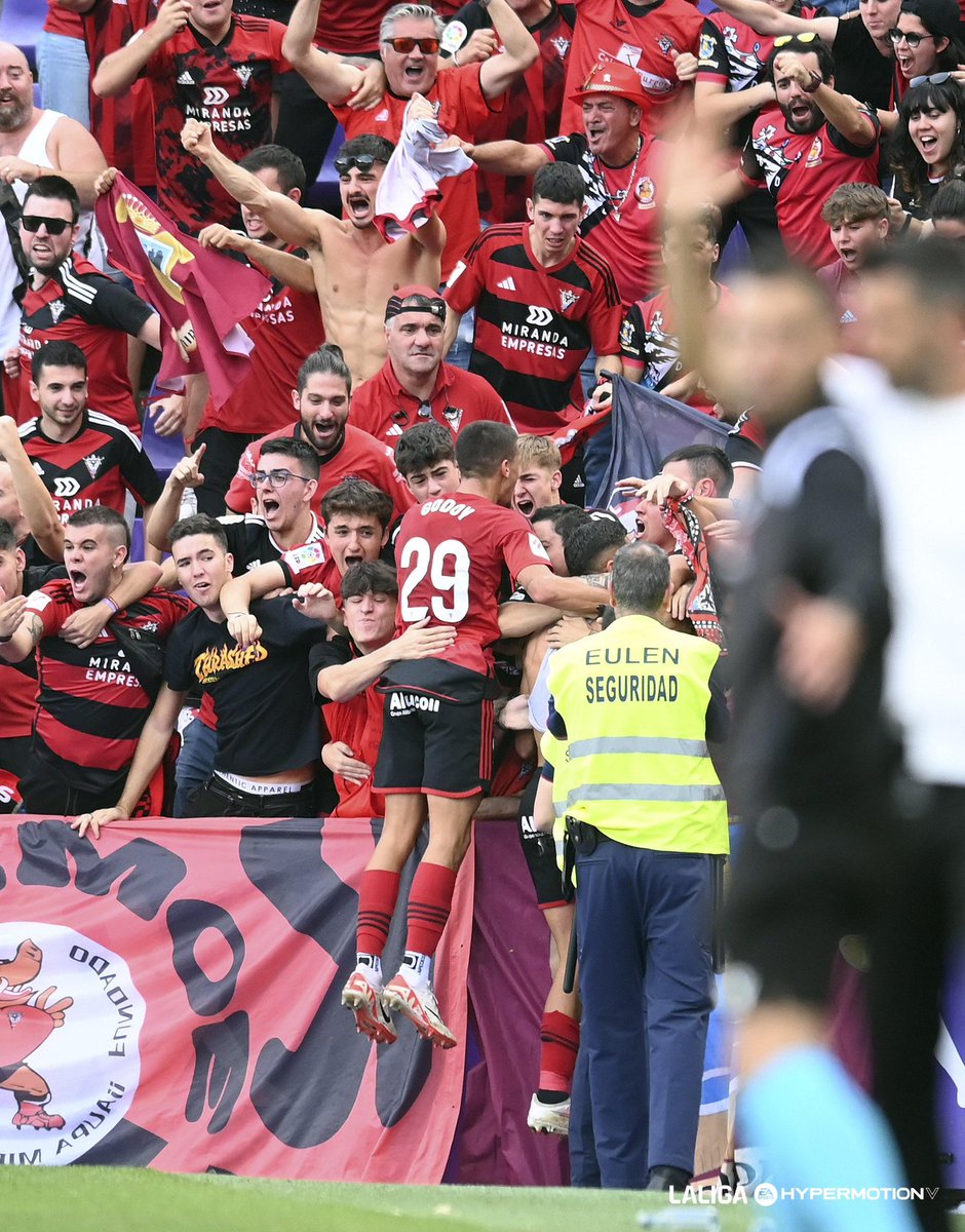Gabrimartinez7's tweet photo. Agradecer a todos los aficionados desplazados a Valladolid por no haber parado de animar hasta el final, lo hemos luchado pero el fútbol aveces te da estos golpes, nos vemos el sábado en Anduva, a por todas jabatos! ❤️🖤 https://t.co/H5jYcpceNv