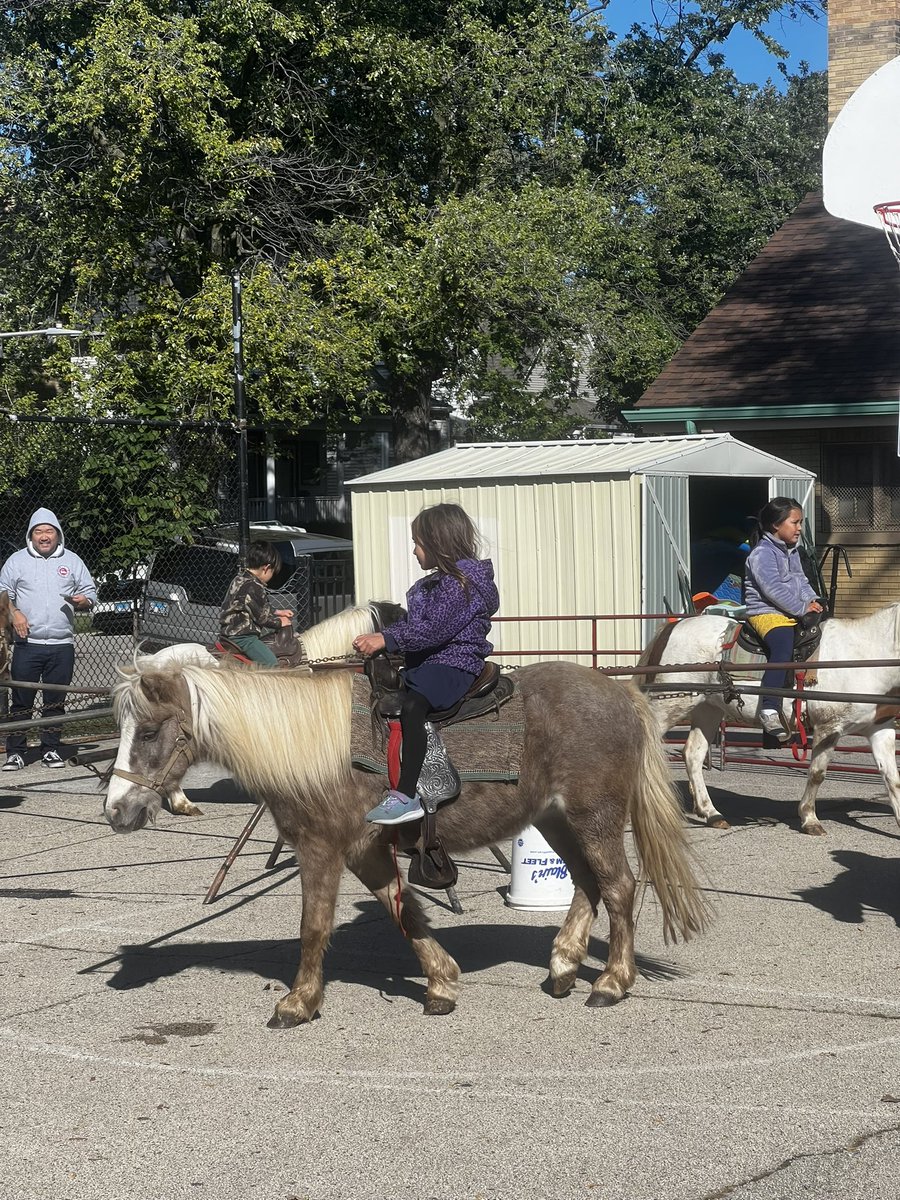 dspuhr's tweet photo. So lucky to live in a #Chicago #neighborhood where I call my #neighbors my #friends. Our @Athleticfield PAC raised $$ for our #park while helping create #fall memories for so many families @ChicagosMayor @ChicagoParks #fallfest2023 https://t.co/hwQxmZbhw8