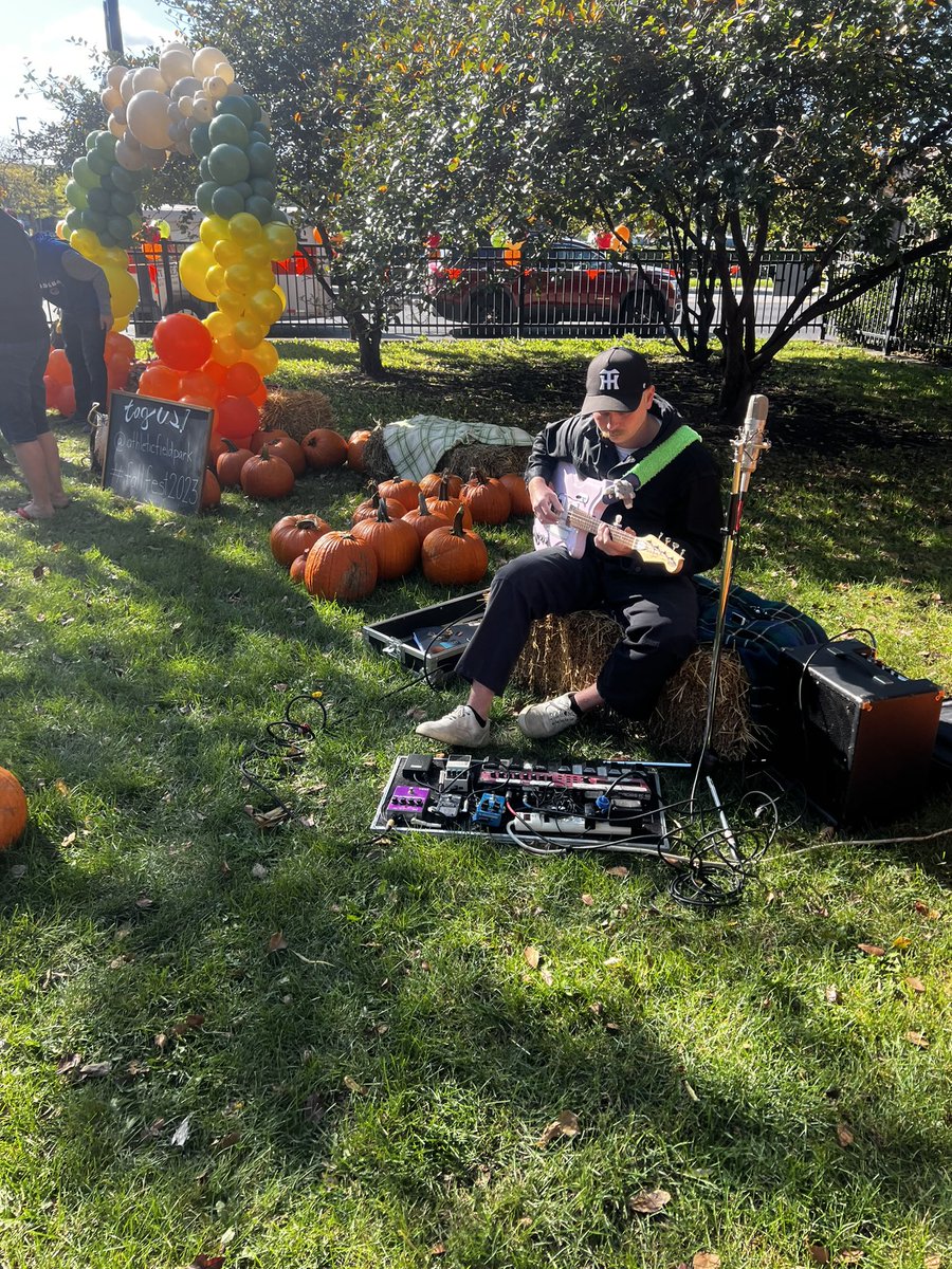 dspuhr's tweet photo. So lucky to live in a #Chicago #neighborhood where I call my #neighbors my #friends. Our @Athleticfield PAC raised $$ for our #park while helping create #fall memories for so many families @ChicagosMayor @ChicagoParks #fallfest2023 https://t.co/hwQxmZbhw8