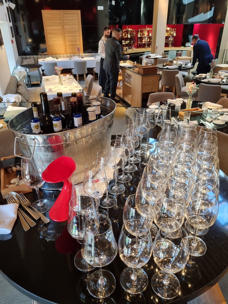 <a href="/DGIGANTO/">DANIEL GIGANTO</a> <a href="/ElCaprichoLeon/">Bodega El Capricho</a> <a href="/CallejuelaVinos/">Callejuela</a> <a href="/toroalbala/">Bodegas Toro Albalá</a> Y todo ello, sin olvidar la magnífica atención de <a href="/DGIGANTO/">DANIEL GIGANTO</a> el alma mater de este templo gastronómico, pendiente de todo, y atento al más mínimo deseo del comensal. Una comida que fue un sueño, un privilegio, una jornada para recordar. Viva León y viva #Marcela !!!