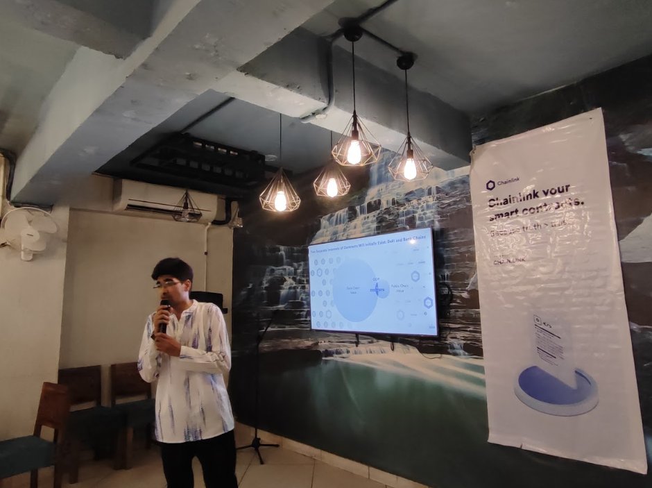 RaturiDevyush's tweet photo. π Had an incredible time at the Chainlink Smartcon23 Watch Party in Dehradun today!
β¨ Keynotes were enlightening, and the networking was fantastic. Snagged some cool swags and enjoyed the refreshments.
#Smartcon23 #Blockchain #DehradunCrypto #networking #Chainlink https://t.co/FlkZrK5bo2