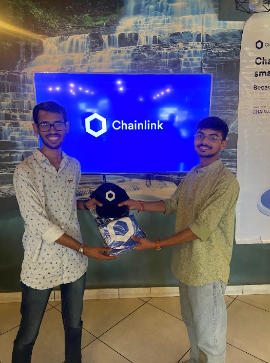 RaturiDevyush's tweet photo. π Had an incredible time at the Chainlink Smartcon23 Watch Party in Dehradun today!
β¨ Keynotes were enlightening, and the networking was fantastic. Snagged some cool swags and enjoyed the refreshments.
#Smartcon23 #Blockchain #DehradunCrypto #networking #Chainlink https://t.co/FlkZrK5bo2