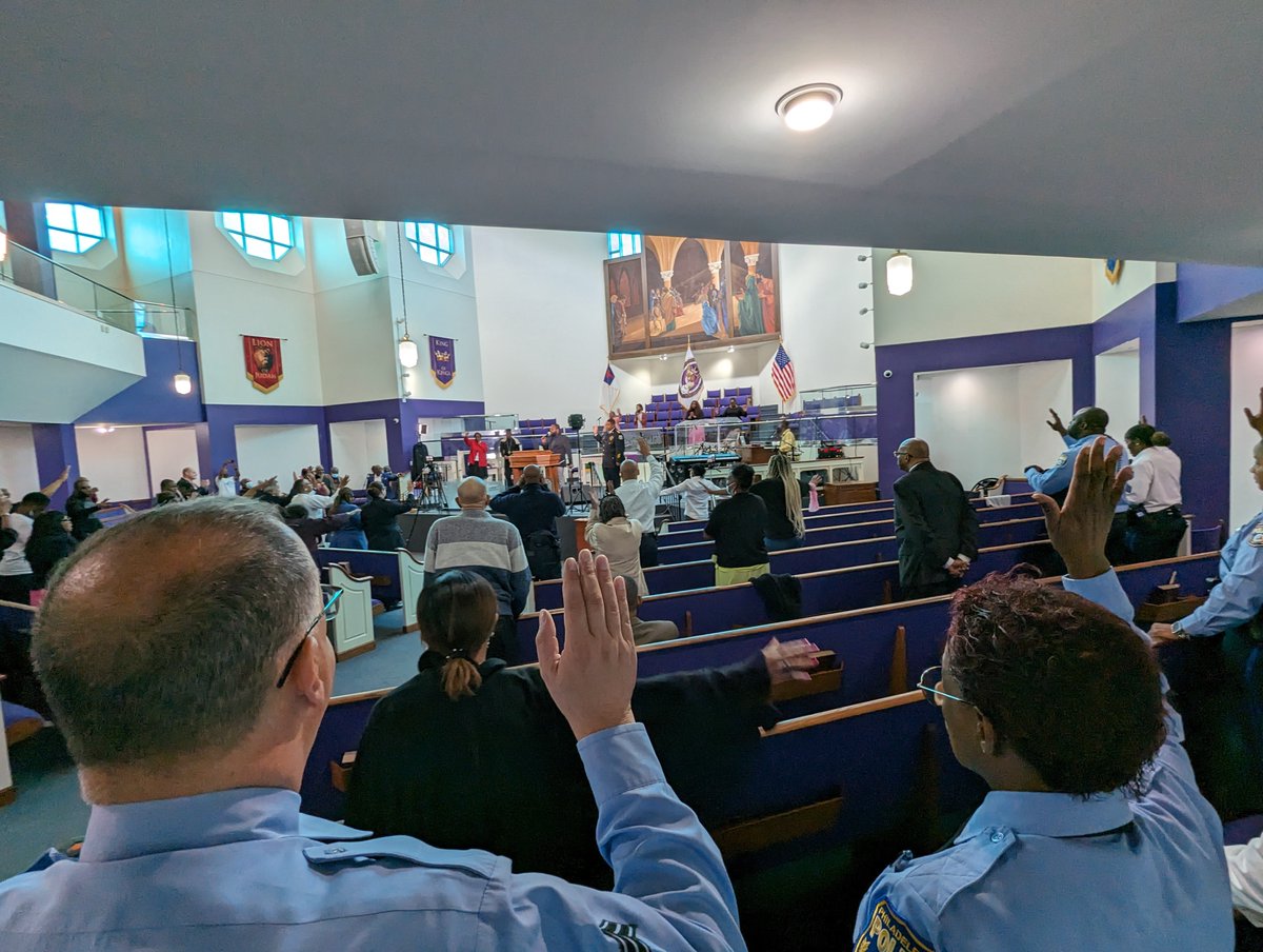 PhillyPolice's tweet photo. As @FaithandBlue weekend continues, @PPDCommish and @phillypolice officers visited congregations in @PPD17Dist and @PPD39Dist to meet and discuss the awesome power of community collaboration! Thank you for welcoming us! #ProgressThroughPartnership https://t.co/TpSjaZzsFi