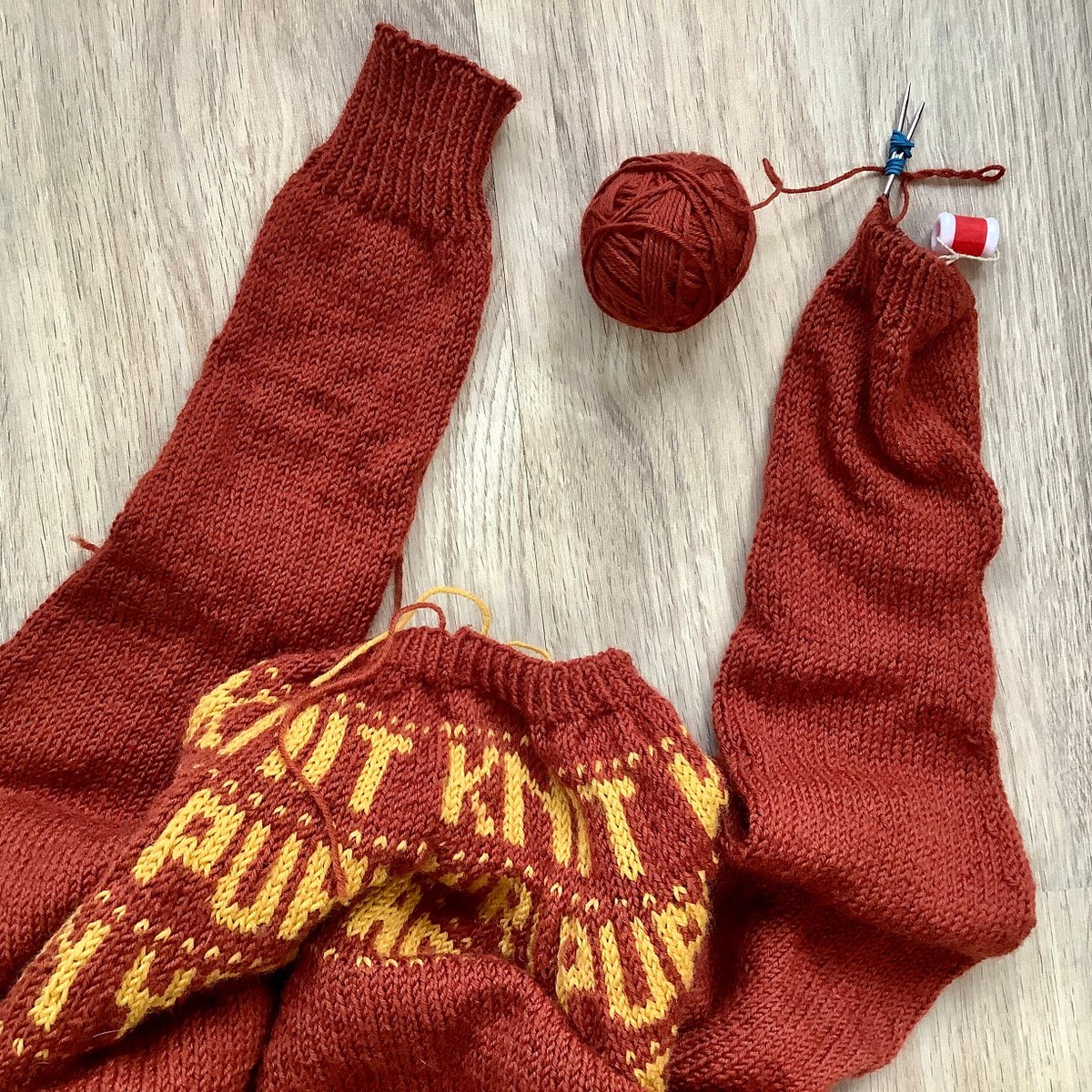 VischLa's tweet image. Almost done! 😃 

#Knitting #KnitterProblems #KnittingProject #SweaterKnitting