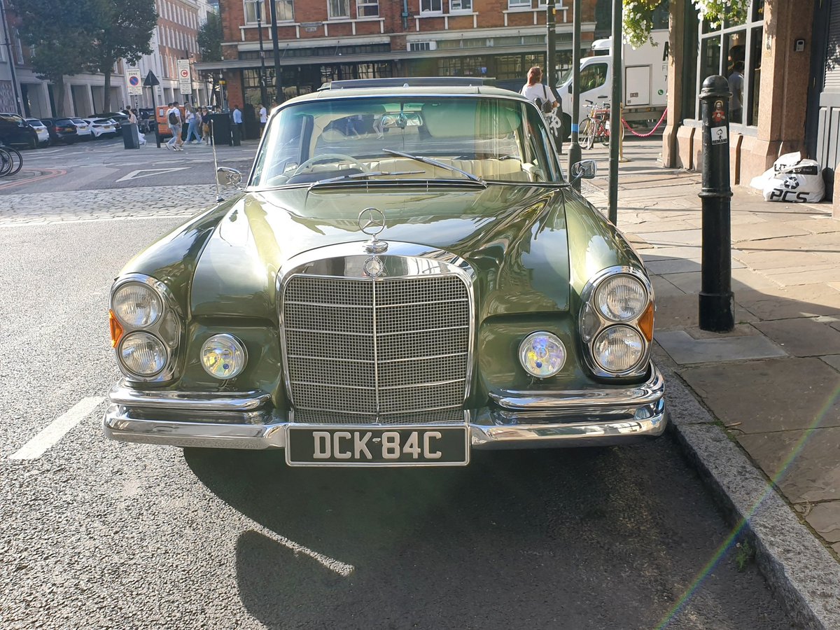 One careful owner... 1965 Mercedes-Benz 220SE automatic. Spotted in Spitalfields #vintagecars #classiccars #classicmercedes #mercedesbenz  #220SE #streetsoflondon #lifeinlondon