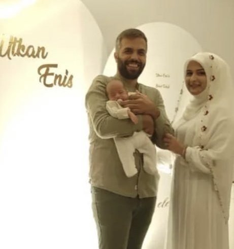 Bir kalbim olduğunu unutmalıyım
Taş koymalıyım,belki yerine
Bu ülkede,hayatın içinde sıradan
Devam edebilmek için günlere.
Gün günden aydınlık gelsin,diye 
Çabalarken,her an,her dakika
HerSaniye
Karanlık içre karanlık dehlizler seriliyor
Sanki önümüze
ÜçAylıkBebek AnnesizKalmasın