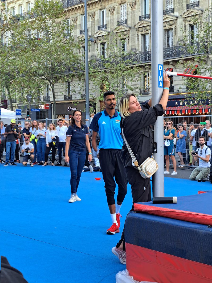 CambetteD's tweet photo. Aujourd'hui Journée Paralympique à  République avec démonstrations de champions. L'indien @nishad_hj a sauté 2,05 mètres ! #Paris2024 https://t.co/hWrqf23qQs
