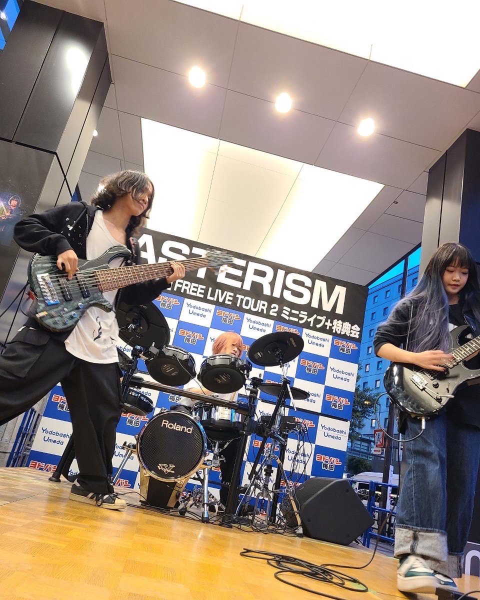 MIYU_ASTERISM's tweet photo. Free live tour at Osaka Umeda Yodobashi!!! 2nd day is over!
最高に楽しい時間でした!素敵な出会いと最高のリアクションをありがとうー!🔥
明日はラストだよ!梅田のヨドバシカメラ集合ー!🔥
#asterism #animetic #osaka #umeda #espbass #espguitars https://t.co/AYOwGmuOGV