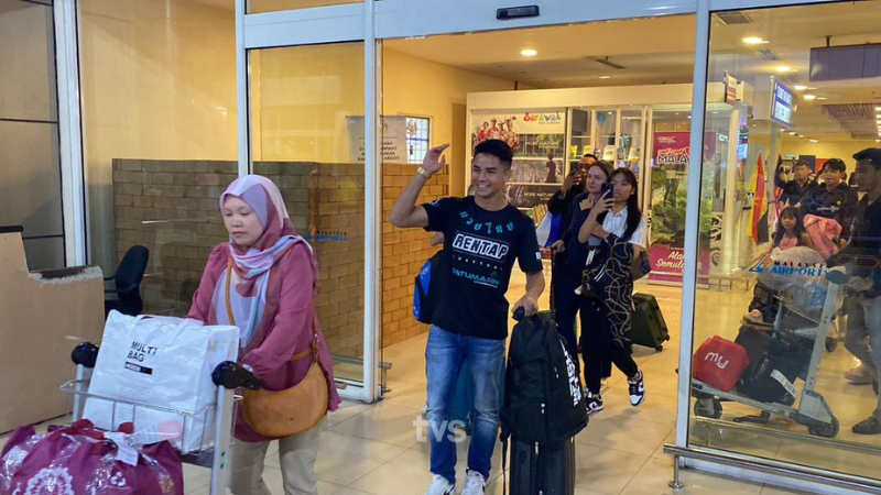 tvsarawak's tweet photo. Ketibaan jaguh Muay Thai negara, Muhammad Johan Ghazali Zulfikar di Lapangan Terbang Antarabangsa Kuching, disambut meriah oleh peminat.

Muhammad Johan atau lebih dikenali sebagai Jojo mencipta sensasi apabila menjadi atlet termuda berjaya meraih kontrak ONE Championship bernilai USD 100,000 selepas menewaskan Temirlan Bekmurzaev dari Rusia di Stadium Lumpinee Boxing.

Jojo juga memenangi hadiah RM 44,000 selepas menumbangkan lawan dengan pukulan knockout.

📸 TVS

Layari https://t.co/NrwplBiIo6 & tonton TVS Saluran 122 MYTV, Unifi TV & Astro.

#TVS122 #TV