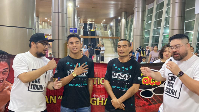 tvsarawak's tweet photo. Ketibaan jaguh Muay Thai negara, Muhammad Johan Ghazali Zulfikar di Lapangan Terbang Antarabangsa Kuching, disambut meriah oleh peminat.

Muhammad Johan atau lebih dikenali sebagai Jojo mencipta sensasi apabila menjadi atlet termuda berjaya meraih kontrak ONE Championship bernilai USD 100,000 selepas menewaskan Temirlan Bekmurzaev dari Rusia di Stadium Lumpinee Boxing.

Jojo juga memenangi hadiah RM 44,000 selepas menumbangkan lawan dengan pukulan knockout.

📸 TVS

Layari https://t.co/NrwplBiIo6 & tonton TVS Saluran 122 MYTV, Unifi TV & Astro.

#TVS122 #TV