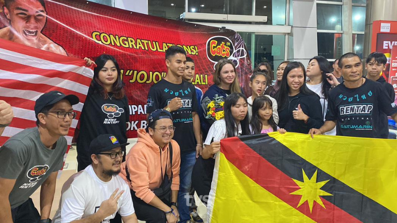 tvsarawak's tweet photo. Ketibaan jaguh Muay Thai negara, Muhammad Johan Ghazali Zulfikar di Lapangan Terbang Antarabangsa Kuching, disambut meriah oleh peminat.

Muhammad Johan atau lebih dikenali sebagai Jojo mencipta sensasi apabila menjadi atlet termuda berjaya meraih kontrak ONE Championship bernilai USD 100,000 selepas menewaskan Temirlan Bekmurzaev dari Rusia di Stadium Lumpinee Boxing.

Jojo juga memenangi hadiah RM 44,000 selepas menumbangkan lawan dengan pukulan knockout.

📸 TVS

Layari https://t.co/NrwplBiIo6 & tonton TVS Saluran 122 MYTV, Unifi TV & Astro.

#TVS122 #TV