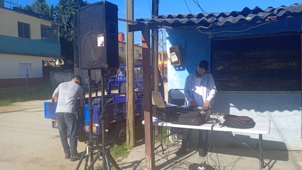 La UEB Colón, también destacó en la jornada de sábado, en una feria realizada en la zona Jobo Gordo, con variadas ofertas para la población del lugar
#SanctiSpíritusEnMarcha
#ComercioCuba
#ComercioALaVanguardia
<a href="/GecomSanctiSp/">GECOMSantiSpíritus</a> 
<a href="/ArielFdezMartin/">Ariel Fernandez Martin</a> 
<a href="/SanctiSpiritus1/">Gobierno Provincial #SanctiSpíritus</a>