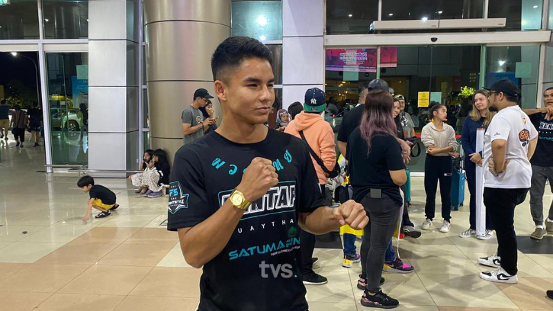 tvsarawak's tweet photo. Ketibaan jaguh Muay Thai negara, Muhammad Johan Ghazali Zulfikar di Lapangan Terbang Antarabangsa Kuching, disambut meriah oleh peminat.

Muhammad Johan atau lebih dikenali sebagai Jojo mencipta sensasi apabila menjadi atlet termuda berjaya meraih kontrak ONE Championship bernilai USD 100,000 selepas menewaskan Temirlan Bekmurzaev dari Rusia di Stadium Lumpinee Boxing.

Jojo juga memenangi hadiah RM 44,000 selepas menumbangkan lawan dengan pukulan knockout.

📸 TVS

Layari https://t.co/NrwplBiIo6 & tonton TVS Saluran 122 MYTV, Unifi TV & Astro.

#TVS122 #TV