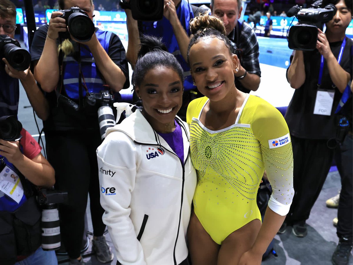 cbginastica's tweet photo. ESSA FOTO CARREGOU AÍ?! 😧💥
Simplesmente as DUAS MAIORES LENDAS JUNTAS! 👑👑

Simone Biles 🤝 Rebeca Andrade

Foto: Ricardo Bufolin/CBG https://t.co/gVy6O4asBa