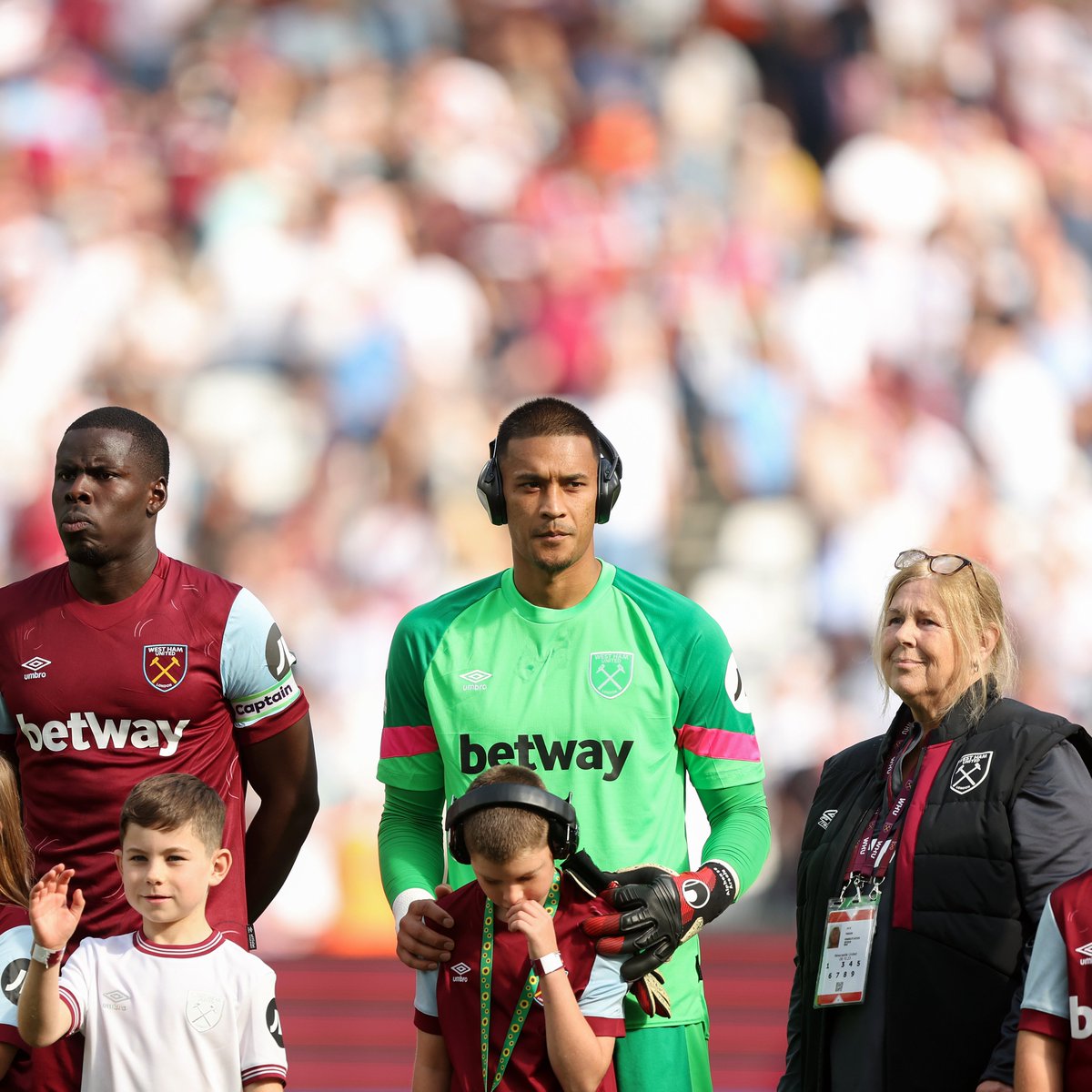 Footballtweet's tweet photo. A beautiful moment from Alphonse Areola before the match. ❤️🎧 https://t.co/RgHFIMpcBd