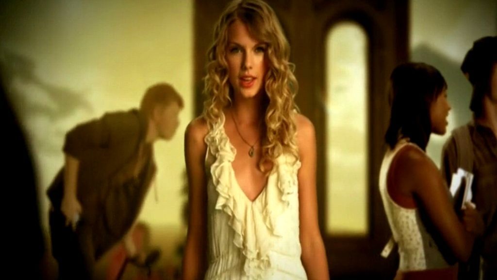 TheSwiftSociety's tweet image. Throw🔙| 14 years ago today, @TaylorSwift13 released the “Fifteen” music video