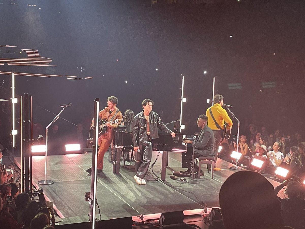 kendallkins's tweet photo. Jonas Brothers tour: Kendall’s Version

Four brothers. One weekend. 🥰 https://t.co/xjmZgf0fsg