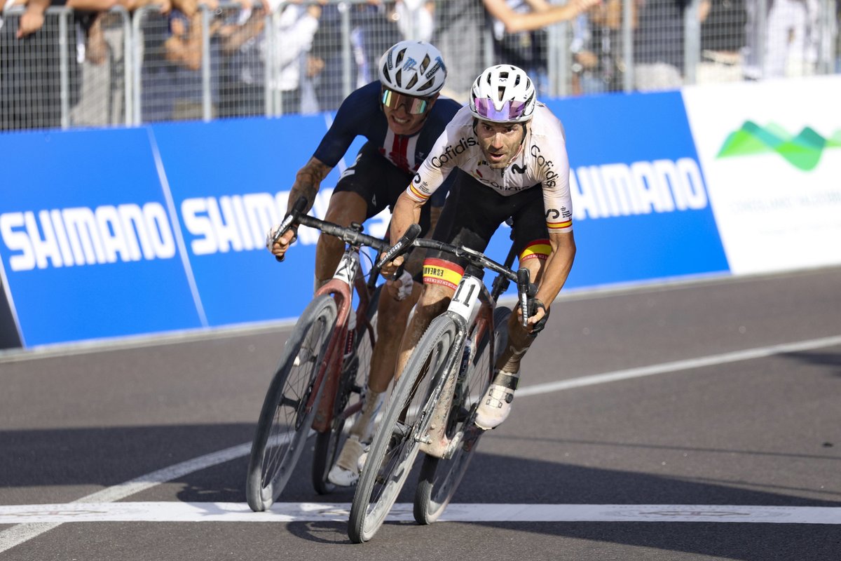 Movistar_Team's tweet photo. 🌈 #Veneto2023 - 👑 ¡Orgullosos de ti @alejanvalverde!  👏 ¡Disfruta del momento, nosotros lo hacemos contigo!

📸Alessandro Perrone / Sprint Cycling Agency 

#MovistarTeamGravelSquad I @RFECiclismo I @Telefonica https://t.co/Rb8THSH1TO