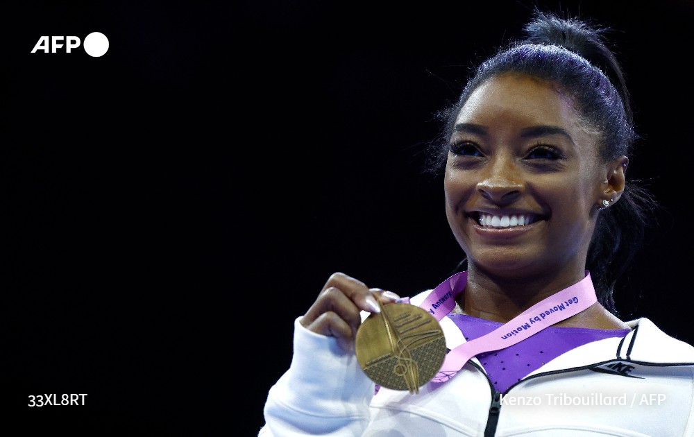 afpfr's tweet photo. L'Américaine Simone Biles, de retour à la compétition après deux ans d'arrêt, a décroché son 22e titre mondial en étant sacrée à la poutre aux Championnats du monde de gymnastique d'Anvers, à moins de dix mois des Jeux olympiques de Paris #AFP https://t.co/Lu0fo95onb