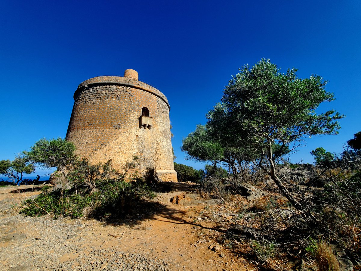 blonde_on_bikes's tweet photo. Walked up to the ancient watch tower...Torre Picada.
Beautiful views of Sa Illetta from the cliffs. Walked to the Marina and up to the view point at Musea de la Mar.
#portdesoller #majorca #torrepicada #silleta #Marina #hiking #explore #holidays https://t.co/LqX1bxz8OD