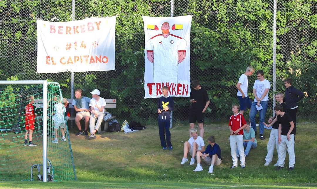 SvenskSupport's tweet photo. Säsongens tifon för Hossmo BK som efter den sista omgången lyckas hålla sig kvar i Div 4, Kalmar https://t.co/fZbzDad8gk