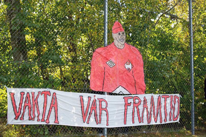 SvenskSupport's tweet photo. Säsongens tifon för Hossmo BK som efter den sista omgången lyckas hålla sig kvar i Div 4, Kalmar https://t.co/fZbzDad8gk