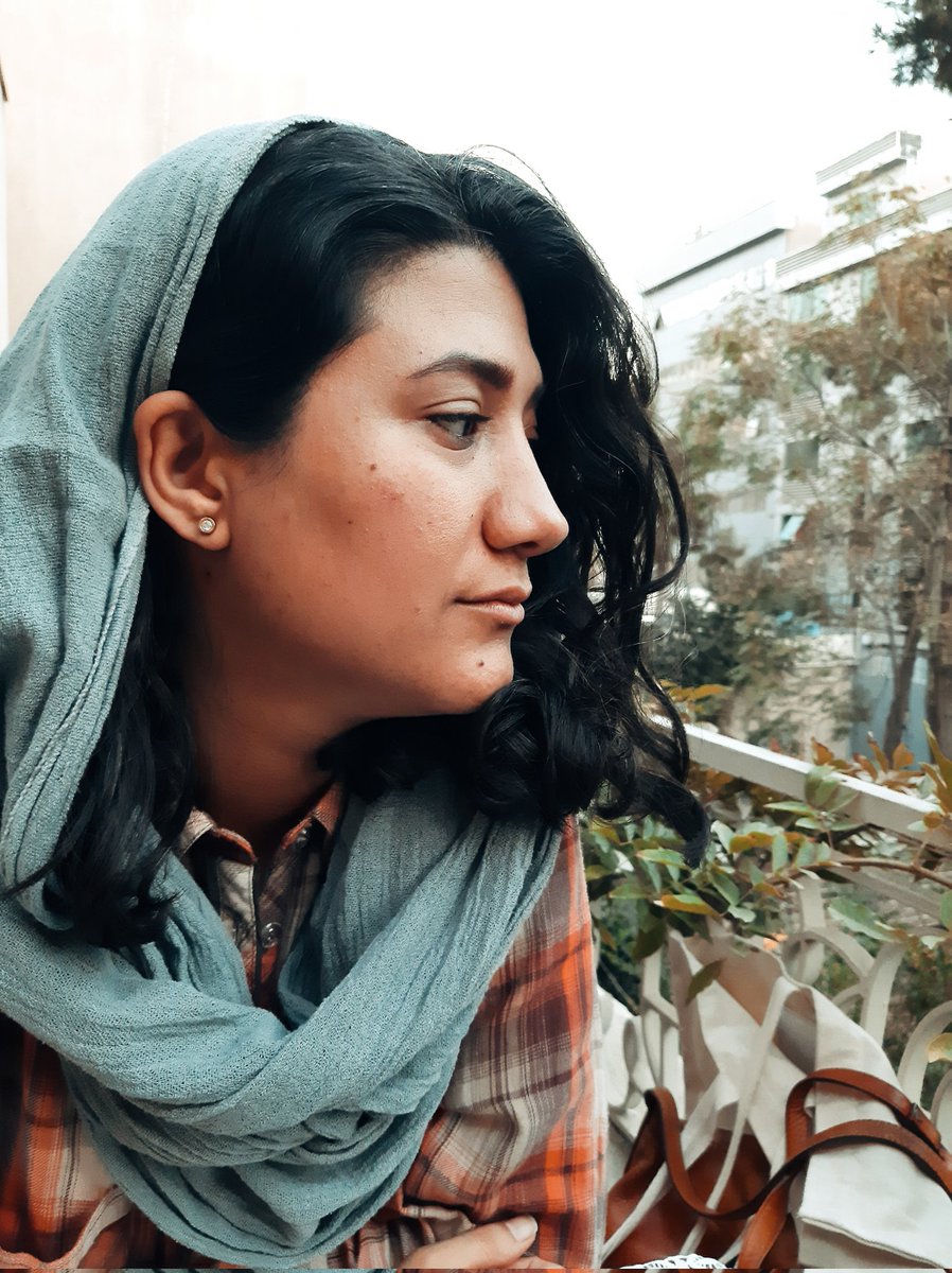 mohamadhosein_2's tweet image. ۱) #نیلوفر_حامدی امروز عمه شد. همین چند دقیقه پیش دخترهای دوقلوی برادرش به دنیا امدند اما یک بازداشت موقت کاملاً غیرقانونی، او و خانواده‌اش را از اینکه در چنین روز مهمی کنار هم باشند محروم کرد.