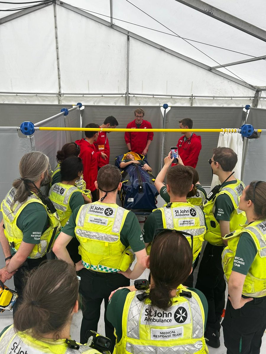 Our team at @RoyalParksHalf joined in the pre-event drill this morning, ensuring we can work smoothly with treatment centre teams when transferring a critically unwell patient.

#RunGreen #RoyalParksHalf