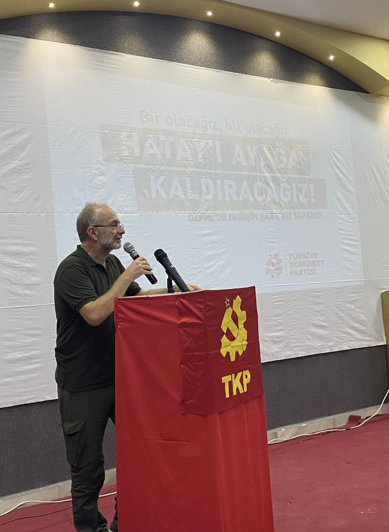 tkpninsesi's tweet photo. ▫️Defne Büyük Halk Buluşması’nda söz alan TKP Genel Sekreteri Kemal Okuyan:

“Biz depremde geldik, baktık, ne yapmışlar bu kente dedik. Bu insan eliyle yapıldı, doğa eliyle değil. Diyelim ki bu bir afet. O zaman insan neye yarar? İnsan depreme karşı dayanıklı ev yapar, yapamazsa enkaz altındakine el uzatı. Onu da yapmadılar. 8 ay geçti hiçbir şey değişmemiş.

Ben artık bu kente ayağa kalkmak için gelmek istiyorum, mutlu olmak için gelmek istiyorum. Sizlerin yanında dost sohbetlerinize ortak olmak istiyorum. Ben Defne'ye, Hatay'a geldiğimde enkaz görmek, savaş görmek, cihatçı görmek istemiyorum.”