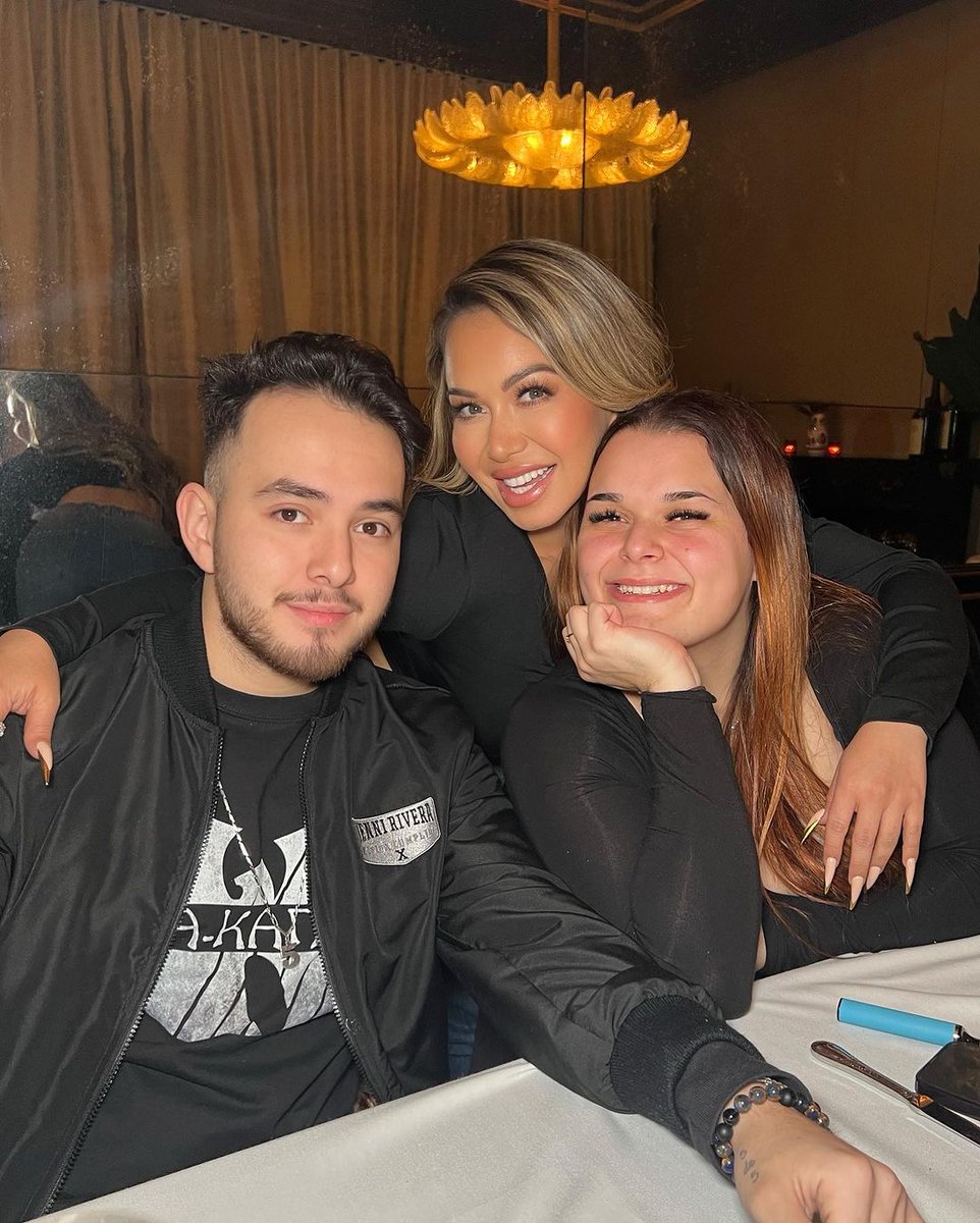 despiertamerica's tweet photo. Con estas fotos, #Chiquis le desea un feliz cumpleaños a su hermana del alma, #JenickaLopez. 🎈🎁🎉 ¡Felicidades en su día!
📸: chiquis https://t.co/8PRhMsNktK