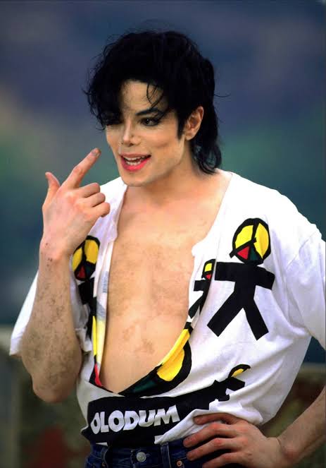 elondelocho's tweet photo. Entra ano e sai ano, e infelizmente as pessoas ainda acreditam em fake news sobre a aparência do Michael Jackson. É cansativo, mas vamos lá:

1. Michael Jackson NÃO FICOU BRANCO PORQUE QUIS!

Ele possuía uma condição autoimune chamada vitiligo universal, que atinge mais de 70% do corpo e destrói os melanócitos, células que dão pigmento à derme. Isso foi revelado por ele mesmo em vida e confirmado na autópsia realizada em 2009. Michael Jackson possuía histórico familiar de vitiligo, e quando as manchas brancas começaram a aparecer, ele tentou esconder com maquiagem até onde pôde, mas o vitiligo atingiu um estágio tão avançado que era mais fácil esconder os pequenos pigmentos negros que ainda restavam em sua pele do que maquiar toda a pele para esconder as enormes manchas brancas. Na imagem abaixo, tirada em sua passagem pelo Brasil em 1996, conseguimos ver nitidamente os poucos pigmentos negros que ainda restavam em seu corpo, e que quase nunca víamos porque ele sempre aparecia em público de jaqueta.
Além disso, ele nunca referiu a si mesmo como homem branco, muito pelo contrário, ele mesmo afirmava que quando se olhava no espelho, via um homem NEGRO!