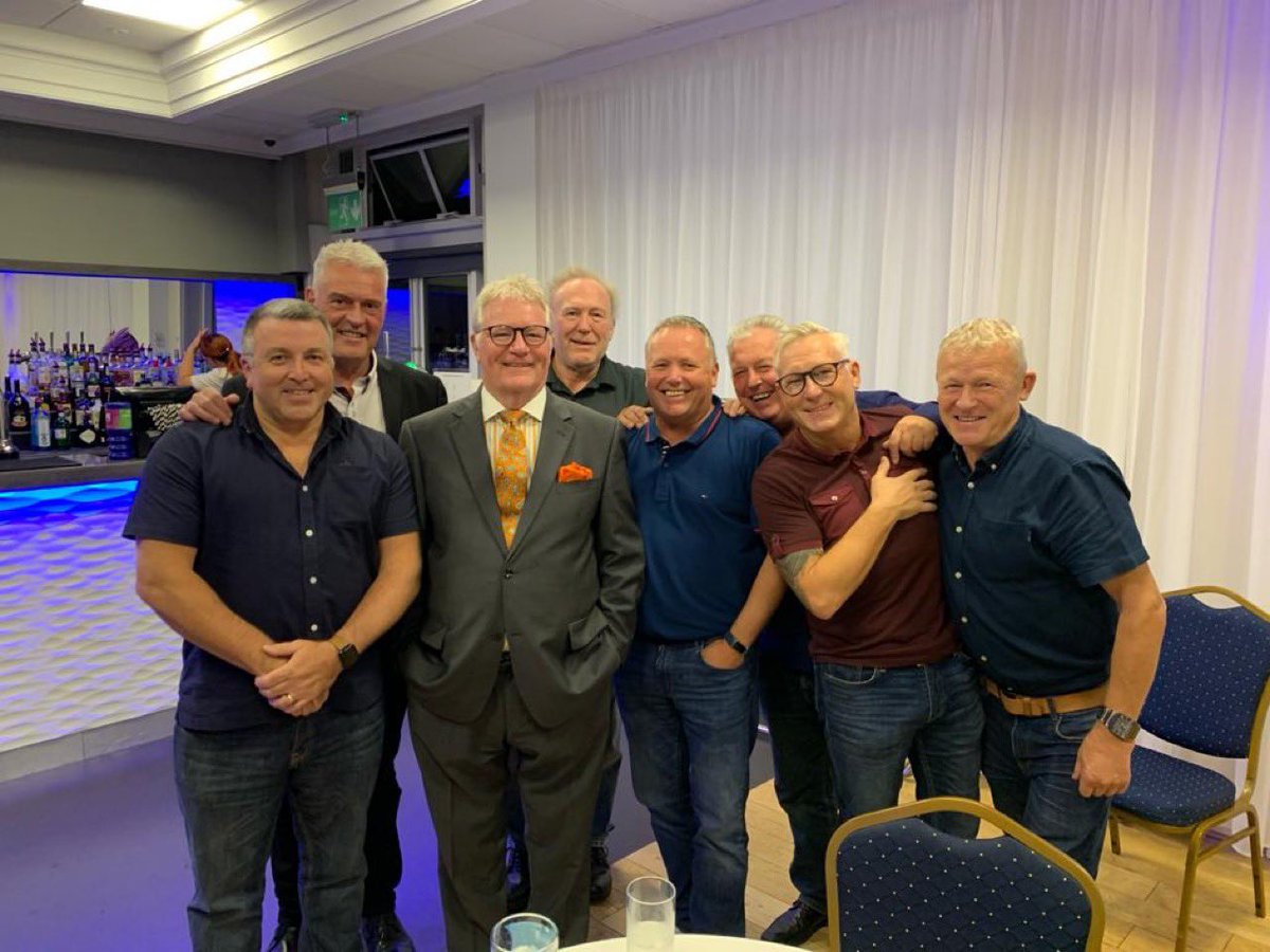 The Jim Davidson lookalike contest ended without a winner. Not one of these saddos looks anything like him. Better luck next year, lads. 😂
#JimDavidson #StarsInTheirEyes
