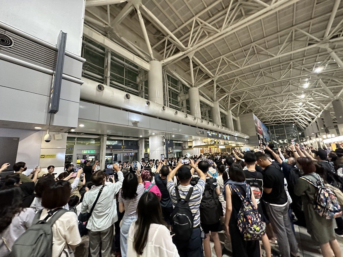 lee_formosa's tweet image. 翡翠騎士返回台北前的高鐵快閃演奏
#翡翠騎士 #emeraldknights
#東京農大二高吹奏樂部
#台灣高鐵 #文化總會