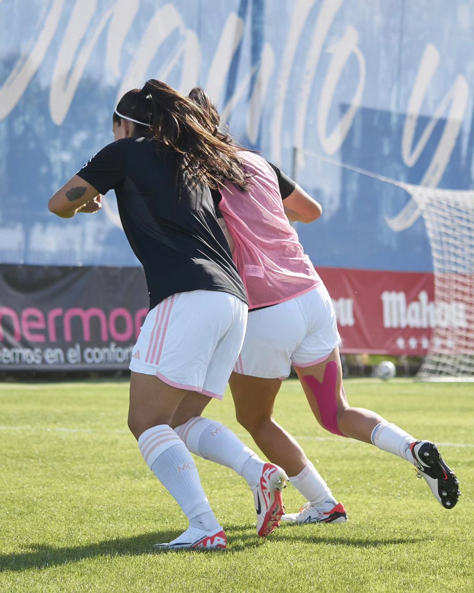 MadridCFF's tweet photo. ¡Calentamiento completado! ¡Minutos para arrancar el duelo contra el @GranadaCF_Fem! 

#LigaF | #VamosMiMadrid 🤍🩷 https://t.co/OLjFMmnrhc