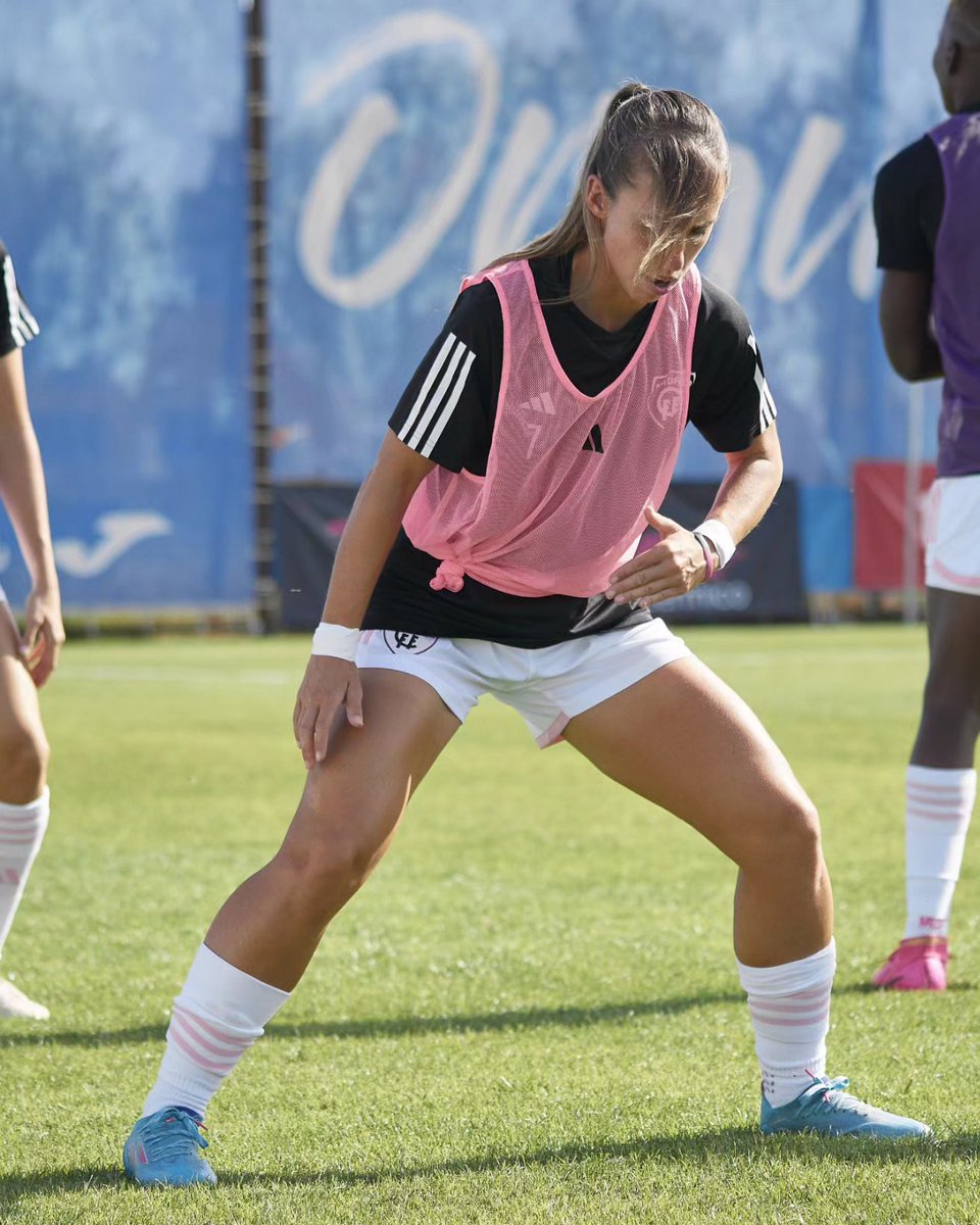 MadridCFF's tweet photo. ¡Calentamiento completado! ¡Minutos para arrancar el duelo contra el @GranadaCF_Fem! 

#LigaF | #VamosMiMadrid 🤍🩷 https://t.co/OLjFMmnrhc