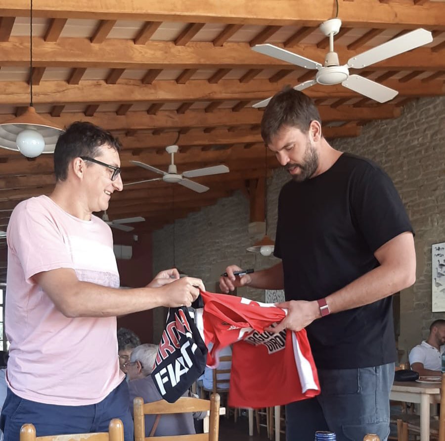 albertoliu79's tweet photo. Gràcies @MarcGasol 💪 🔴⚪️ 

L’ex-Gavi està feliç 😉 https://t.co/9UW7NN8Zoa