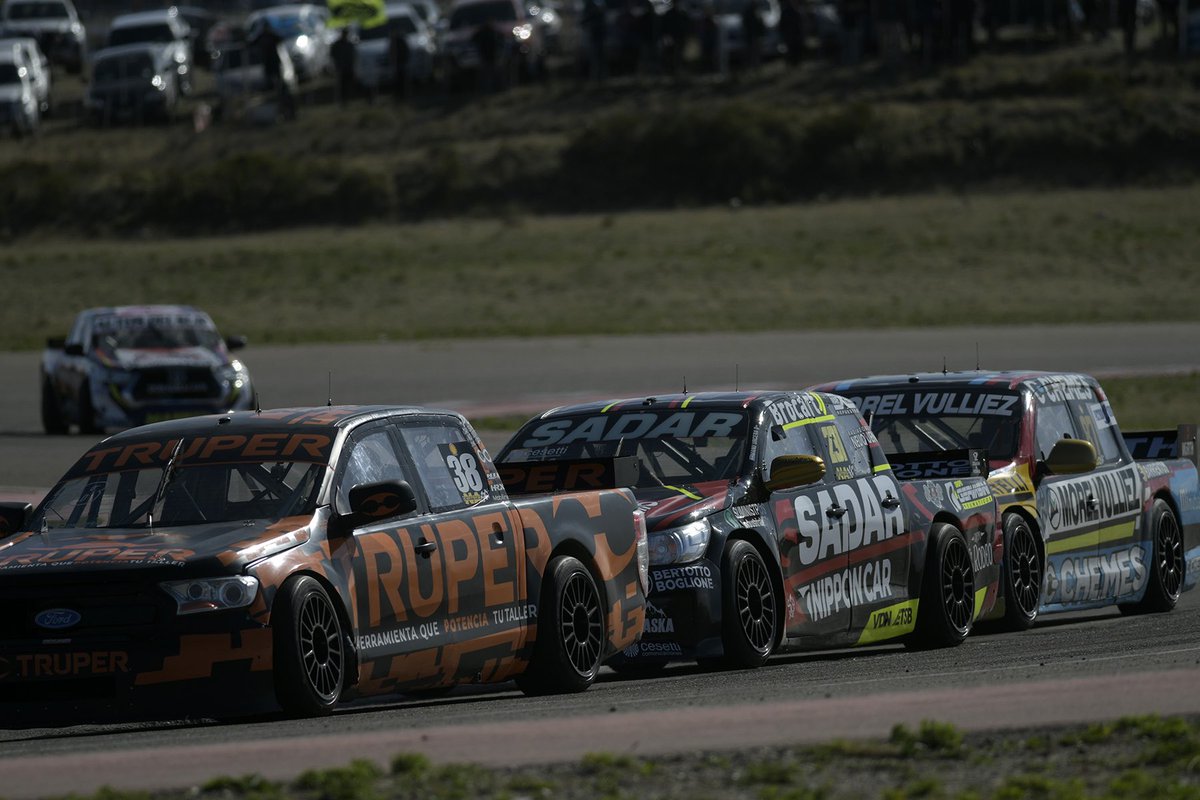 actcargentina's tweet photo. La previa del #GPIveco 🔥
🔜 Ya se viene la definición del #TCPickUp en Comodoro Rivadavia 😮💨
📸 Germán Alt / Guillermo Cejas / Prensa ACTC https://t.co/EgiiCipuxZ
