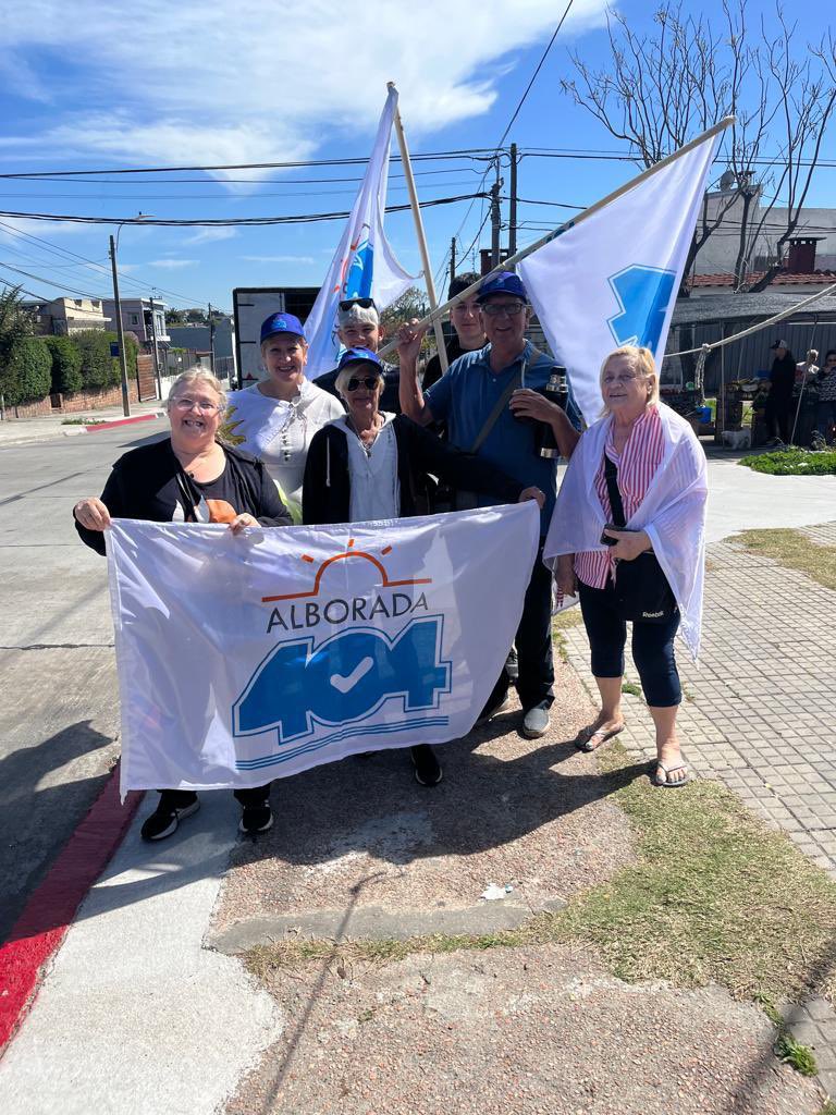Alborada404's tweet photo. En el día de ayer, repartimos folletos sobre los logros del Gobierno en 4 puntos de Montevideo. 

Una iniciativa que acerca información sobre la gestión del Gobierno. 

#SeHizoLoQueSeDebiaHacer https://t.co/YuVDtkKnnD