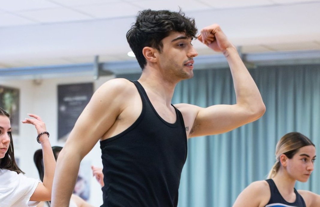 "Vatti a guardare i ballerini che avevi gli anni scorsi"
Con fierezza se li guarda Todaro, con fierezza