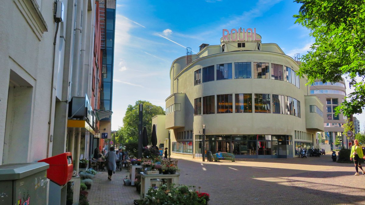 📸Tijdens een bezoek aan #Heerlen ontdek ik moderne architectuur, historische gebouwen, street art, en het werk van architecten Michel Huisman en Frits Peutz📸
Blog👉verawandelt.com/2023/10/08/sta…👈
<a href="/JGadet/">Jos Gadet 🇪🇺</a> <a href="/magnifiekZL/">Magnifiek Zuid-Limburg</a> <a href="/VisitLimburg/">Visit Limburg</a> <a href="/Burg_RoelWever/">Roel Wever</a> <a href="/jordyclemens/">Jordy Clemens</a> <a href="/martindebeer/">Martin de Beer</a>